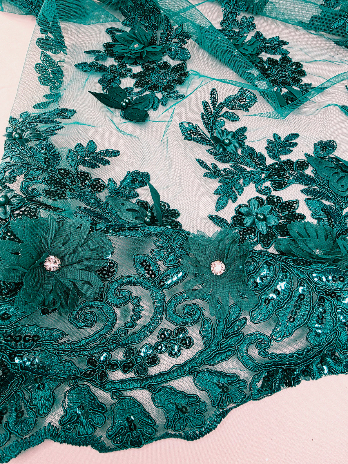 Tul Bordado Con Floral 3D, Mariposas, Pedrería, Lentejuela Y Perlas HH157 ideal para vestidos de noche de boda y de XV años – tela por metro Ceremonia Textil