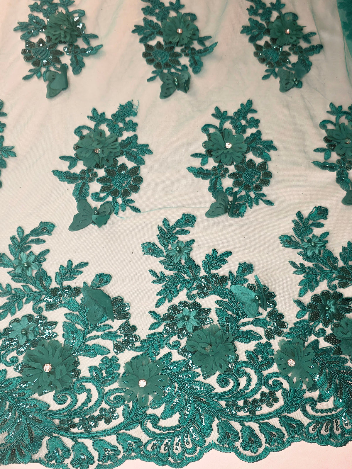 Tul Bordado Con Floral 3D, Mariposas, Pedrería, Lentejuela Y Perlas HH157 ideal para vestidos de noche de boda y de XV años – tela por metro Ceremonia Textil