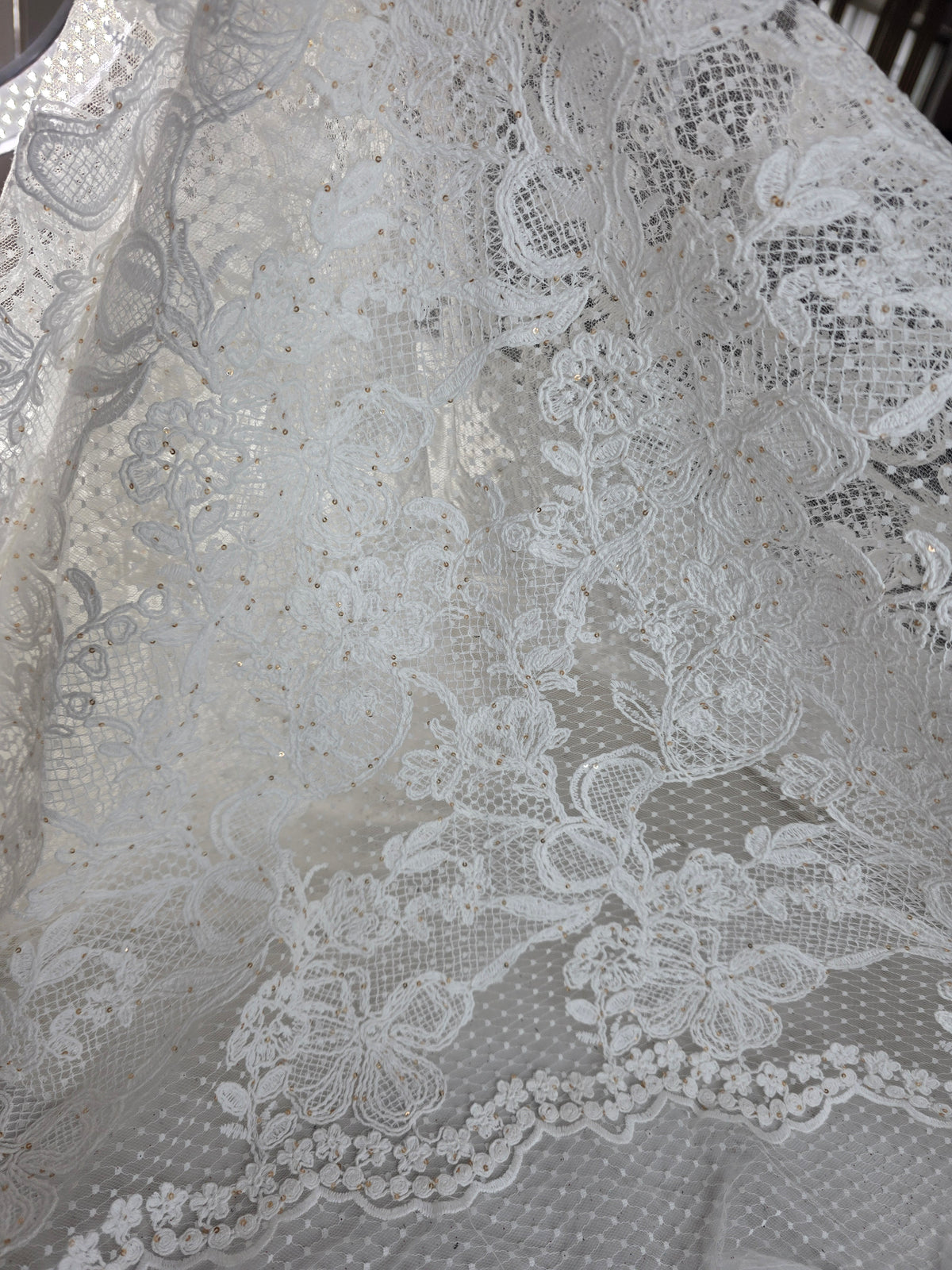 Tul Bordado Floral Con Lentejuelas Oro Color Hueso -HH214 ideal para vestidos de noche de boda y de XV años – tela por metro Ceremonia Textil