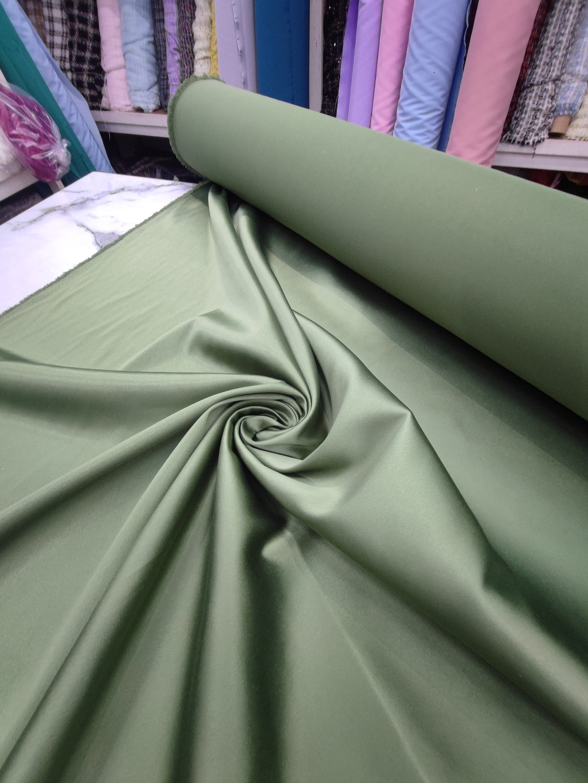 HH1 Olivo: fotografía real de la tela. Ceremonia Textil. Se vende tela por metro.