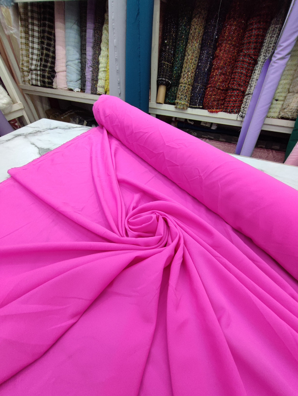 HH10 Fiusha electrico: fotografía real de la tela. Ceremonia Textil. Se vende tela por metro.