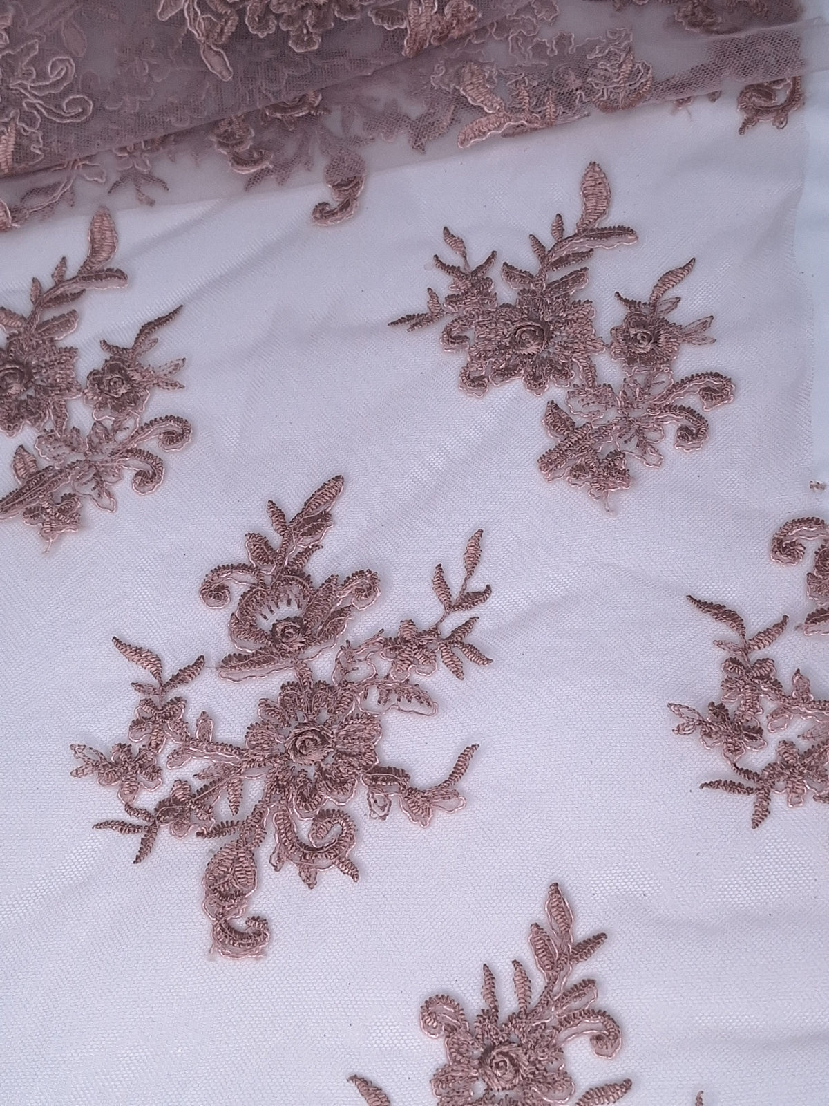 Tul bordado Floral con Orilla Ondulada A926, ideal para vestidos de noche de boda y de XV años – tela por metro Ceremonia Textil