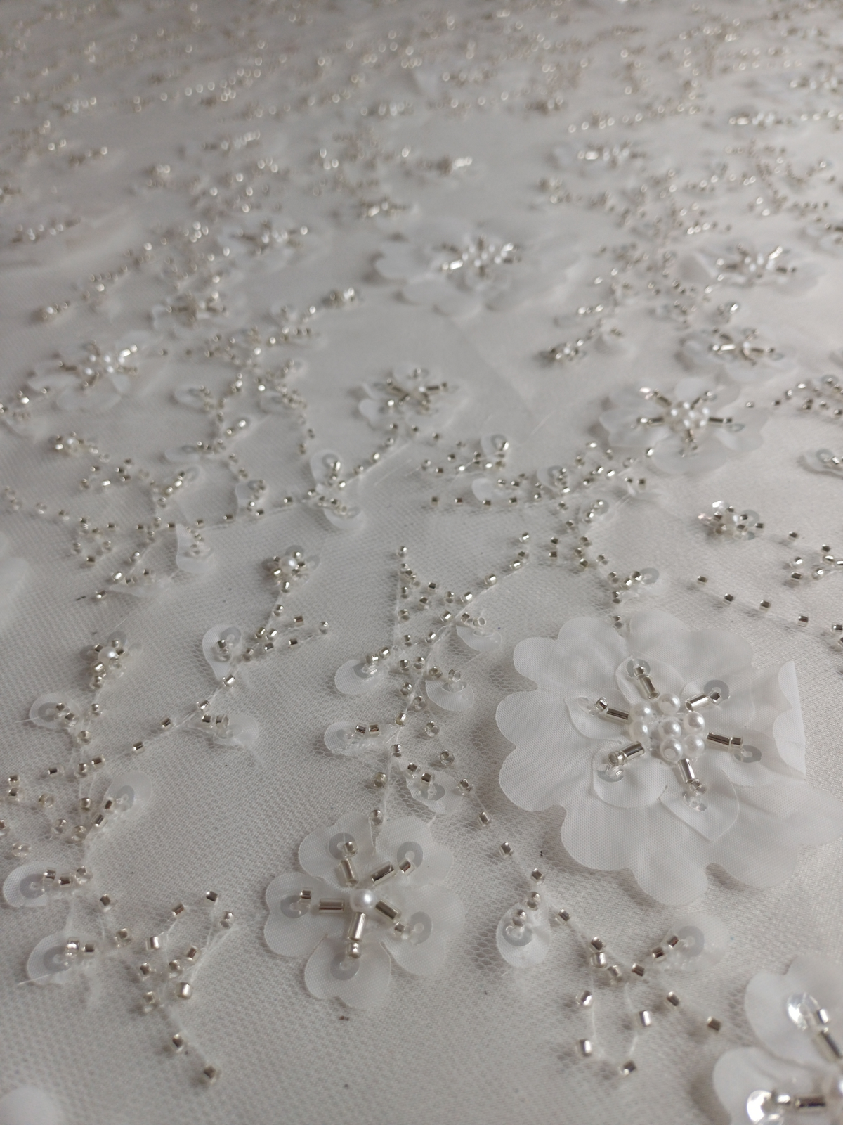 Tul Bordado Con Flores 3d, Lentejuela, Canutillo, Perlas, Chaquira HH191 ideal para vestidos de noche de boda y de XV años – tela por metro Ceremonia Textil