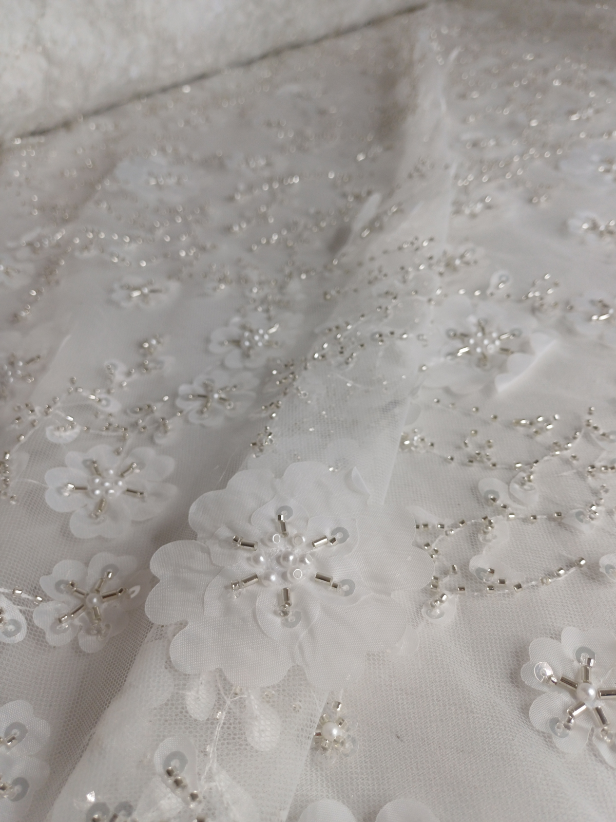 Tul Bordado Con Flores 3d, Lentejuela, Canutillo, Perlas, Chaquira HH191 ideal para vestidos de noche de boda y de XV años – tela por metro Ceremonia Textil