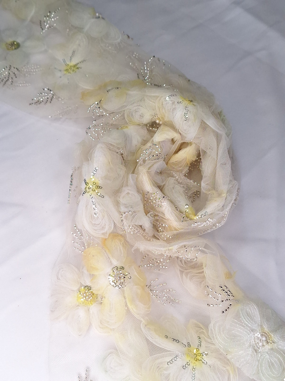 Tul Bordado Flores En Relieve Con Lentejuela Y Chaquira Color Amarillo/ Verde - HH033 ideal para vestidos de noche de boda y de XV años – tela por metro Ceremonia Textil