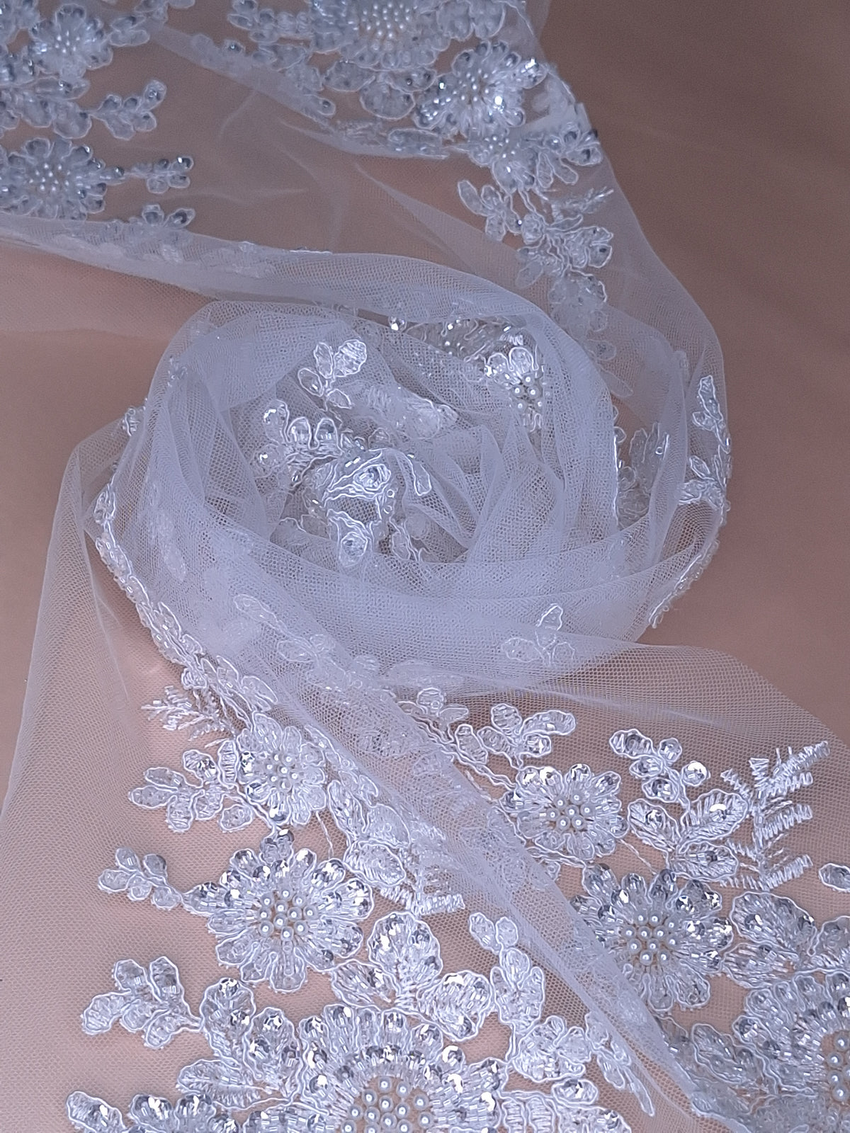 Tul Bordado Con Diseño Floral Con Lentejuela Y Perla Color Blanco - HH047 ideal para vestidos de noche de boda y de XV años – tela por metro Ceremonia Textil