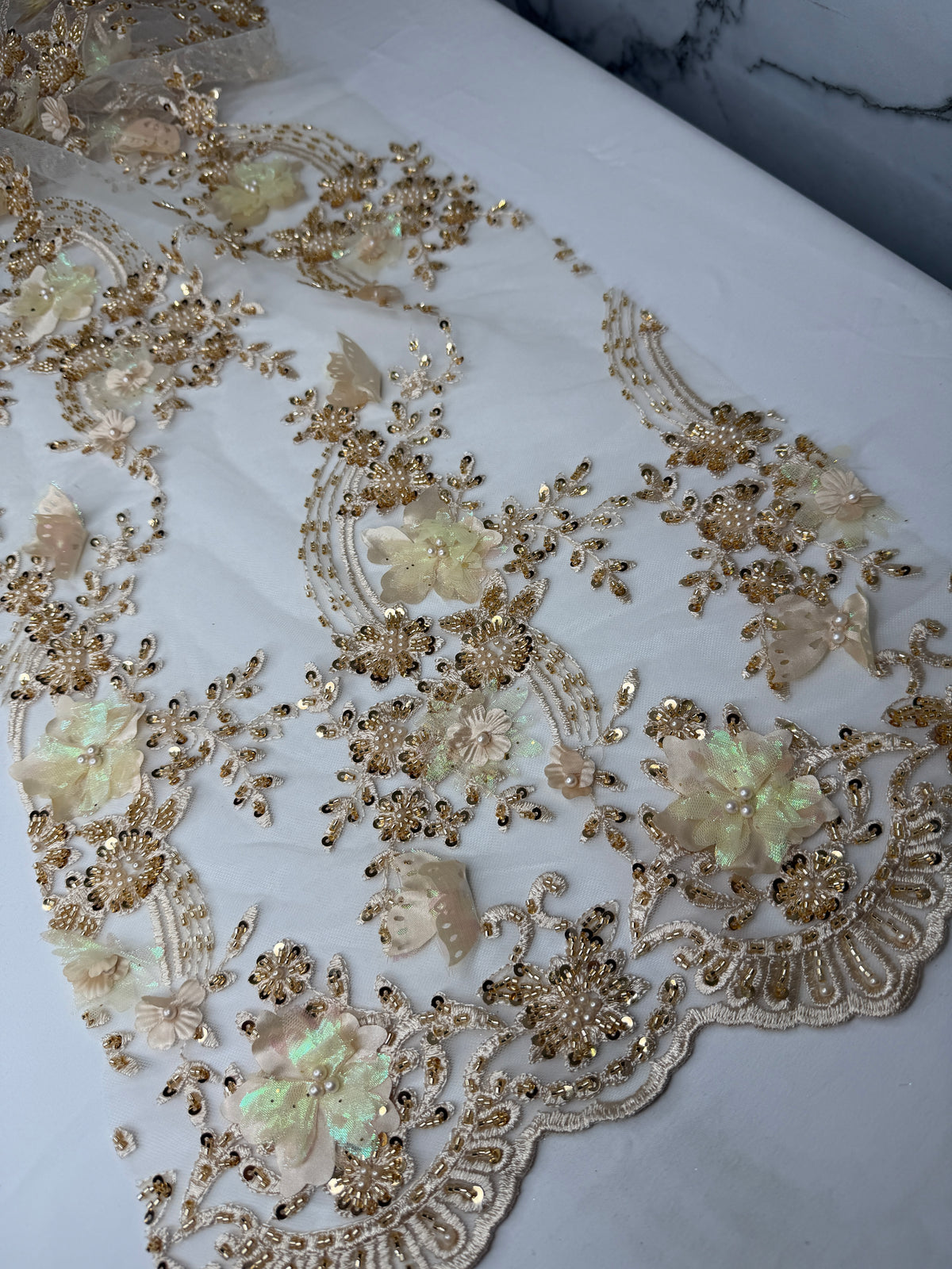 Tul bordado con lentejuela, canutillo y flor y mariposa 3d en tornasol hh237 – tela por metro Ceremonia Textil