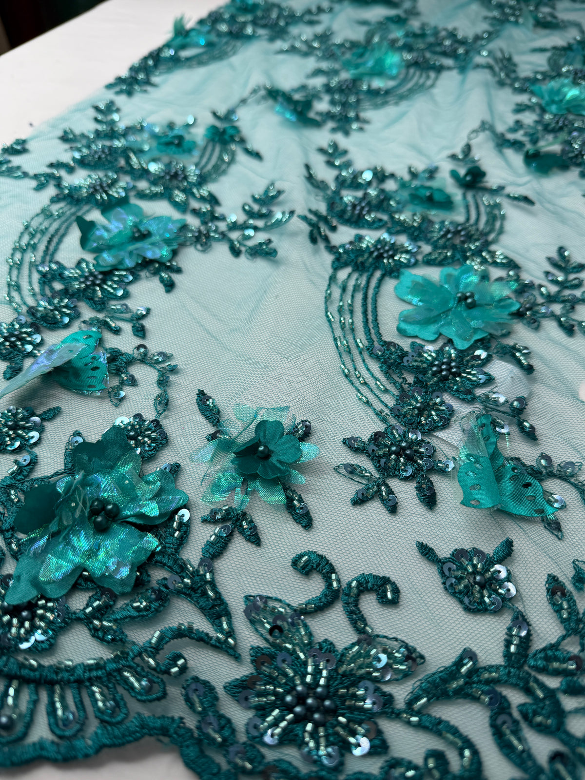 Tul bordado con lentejuela, canutillo y flor y mariposa 3d en tornasol hh237 – tela por metro Ceremonia Textil