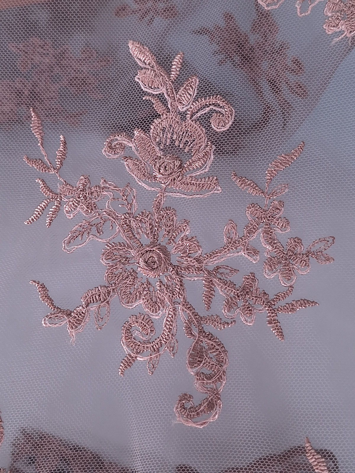 Tul bordado Floral con Orilla Ondulada A926, ideal para vestidos de noche de boda y de XV años – tela por metro Ceremonia Textil