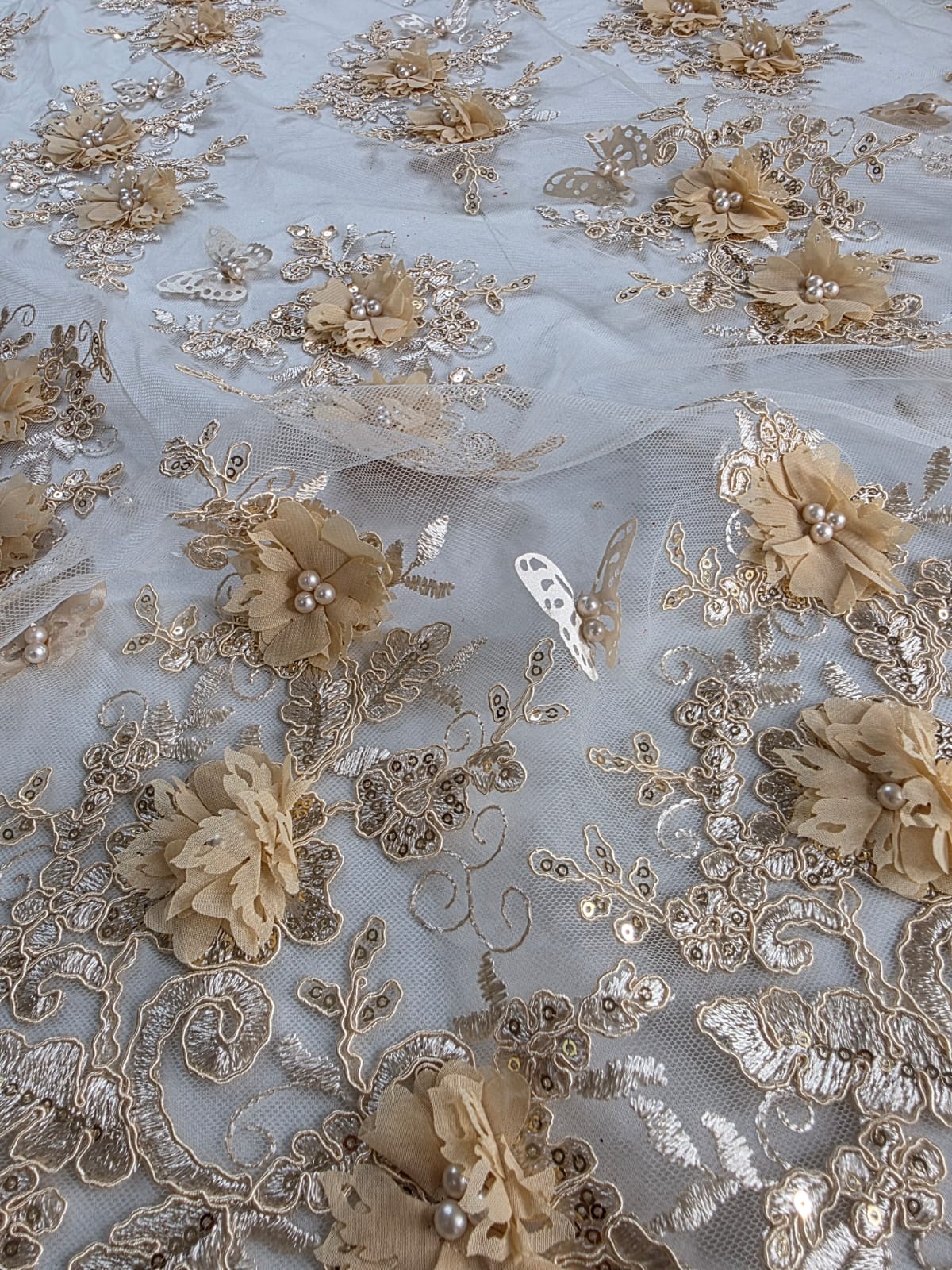 Tul Bordado Con Perlas, Lentejuelas, Mariposas y Flores 3D - HH275