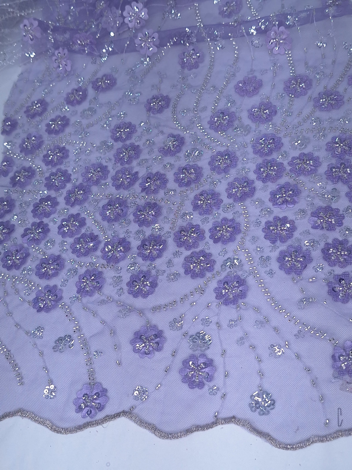 Tul bordado Con Flores, Chaquira y Lentejuela Color Lila Claro H090, ideal para vestidos de noche de boda y de XV años – tela por metro Ceremonia Textil