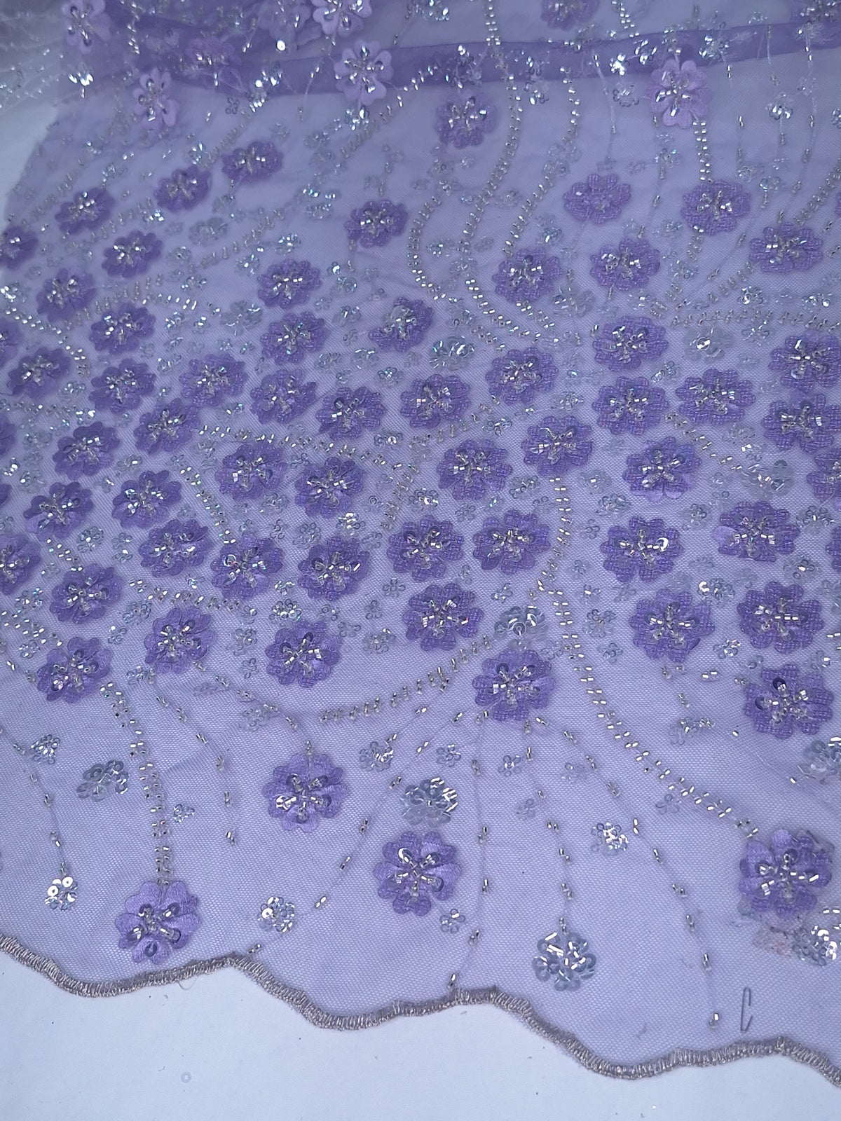 Tul bordado Con Flores, Chaquira y Lentejuela Color Lila Claro H090, ideal para vestidos de noche de boda y de XV años – tela por metro Ceremonia Textil