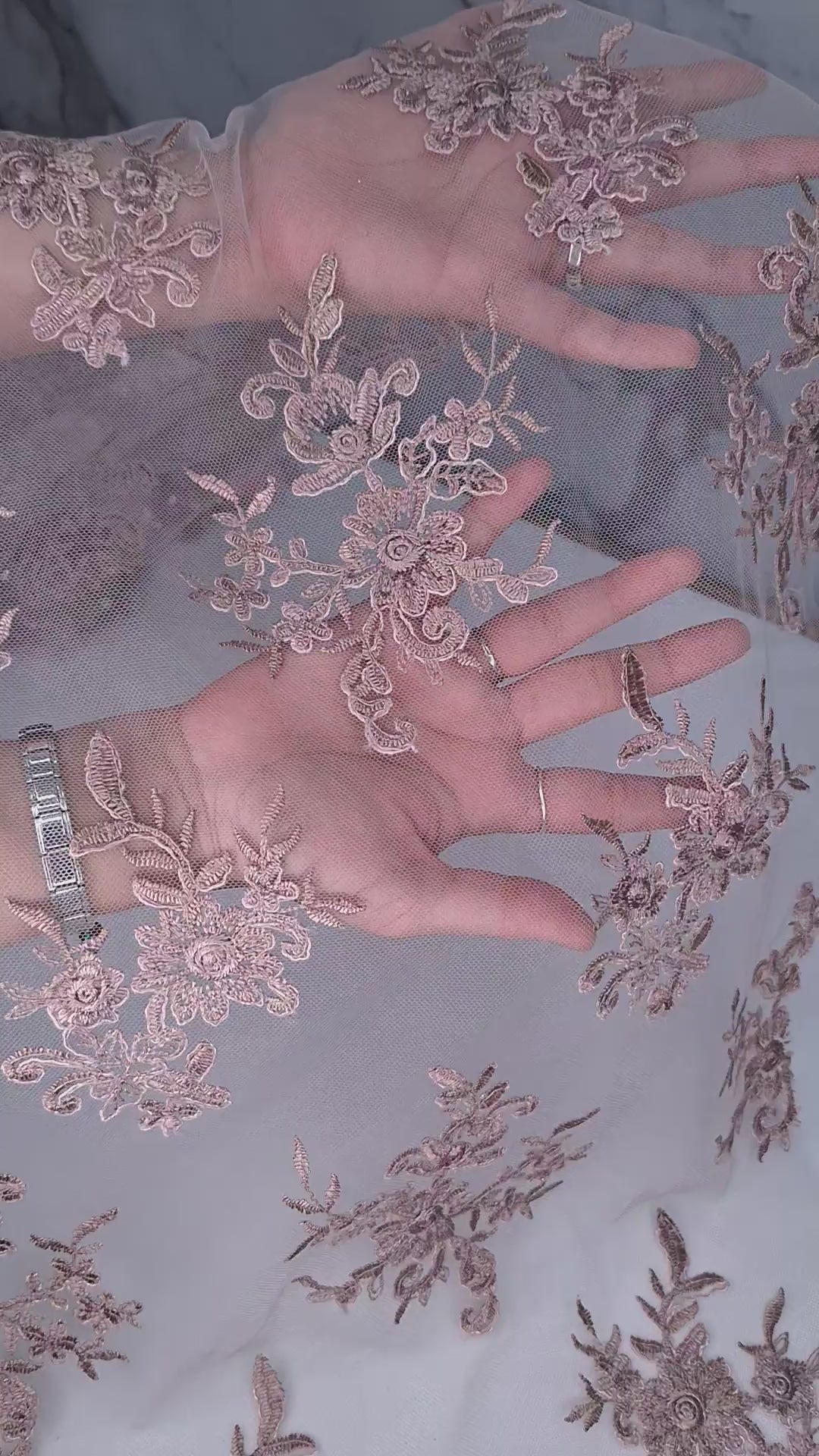 Tul bordado Floral con Orilla Ondulada A926, ideal para vestidos de noche de boda y de XV años
